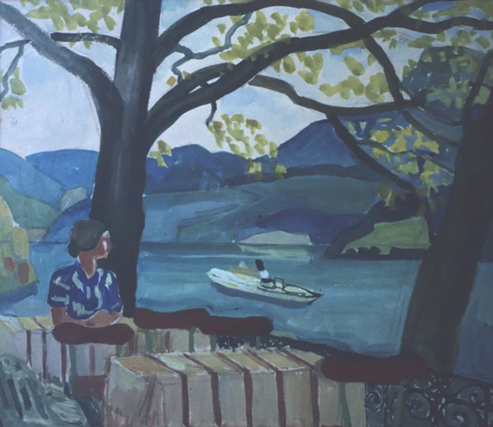 Femme assise à une terrasse surplombant le lac des Quatre-Cantons